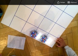 Après quelques jours, les élèves sont capables de programmer  2 robots sur un même tapis. Attention aux carambolages ! 